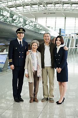 포토 JPG 전신 여자 노년 남자 여행 유니폼 실내 서기 미소 여러명 20대 앞모습 30대 노부부 한국인 60대 공항 승무원 기장 인천국제공항 어깨에손 국내포토 직업 부부 옷 뷰포인트 다수 교통시설 모션 표정 사람 동양인 청년 성인 내부 장년 인천 파일형식