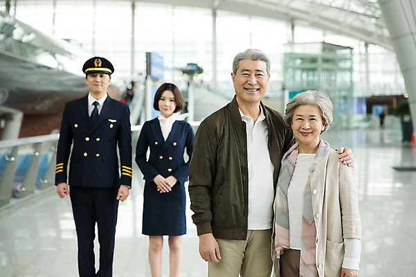 포토 JPG 여자 노년 남자 여행 유니폼 실내 서기 미소 여러명 상반신 20대 앞모습 30대 노부부 한국인 60대 공항 승무원 기장 인천국제공항 어깨에손 국내포토 직업 부부 옷 뷰포인트 다수 교통시설 모션 표정 사람 동양인 청년 성인 내부 장년 인천 파일형식