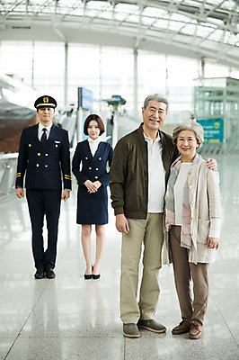 포토 JPG 전신 여자 노년 남자 여행 유니폼 실내 서기 미소 여러명 20대 앞모습 30대 노부부 한국인 60대 공항 승무원 기장 인천국제공항 어깨에손 국내포토 직업 부부 옷 뷰포인트 다수 교통시설 모션 표정 사람 동양인 청년 성인 내부 장년 인천 파일형식