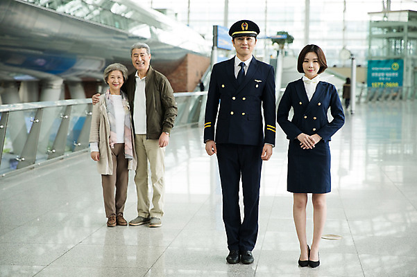 포토 JPG 전신 여자 노년 남자 여행 유니폼 실내 서기 여러명 20대 앞모습 30대 노부부 한국인 60대 공항 승무원 손모으기 기장 인천국제공항 어깨에손 국내포토 직업 부부 옷 뷰포인트 다수 교통시설 모션 사람 동양인 손짓 청년 성인 내부 장년 인천 파일형식
