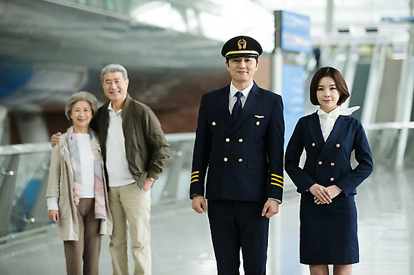 포토 JPG 여자 노년 남자 여행 유니폼 실내 서기 미소 여러명 상반신 20대 앞모습 30대 노부부 한국인 60대 공항 승무원 손모으기 기장 인천국제공항 국내포토 직업 부부 옷 뷰포인트 다수 교통시설 모션 표정 사람 동양인 손짓 청년 성인 내부 장년 인천 파일형식