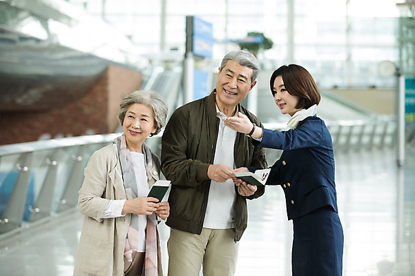 포토 JPG 여자 노년 남자 여행 유니폼 실내 서기 미소 상반신 20대 앞모습 세명 노부부 한국인 60대 공항 승무원 여권 길안내 인천국제공항 국내포토 직업 부부 옷 뷰포인트 교통시설 모션 안내 표정 사람 동양인 청년 성인 내부 인천 파일형식