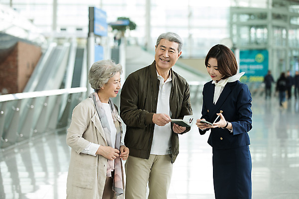 포토 JPG 응시 여자 노년 남자 여행 유니폼 실내 서기 미소 상반신 20대 앞모습 세명 노부부 한국인 60대 공항 승무원 여권 길안내 인천국제공항 국내포토 직업 부부 시선 옷 뷰포인트 교통시설 모션 안내 표정 사람 동양인 청년 성인 내부 인천 파일형식