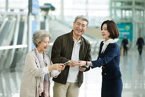 포토 JPG 여자 노년 남자 여행 유니폼 실내 서기 미소 상반신 20대 앞모습 옆모습 세명 노부부 한국인 도움 60대 공항 승무원 여권 길안내 인천국제공항 국내포토 직업 부부 옷 뷰포인트 컨셉 교통시설 모션 안내 표정 사람 동양인 청년 성인 내부 인천 파일형식