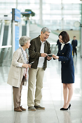 포토 JPG 전신 응시 여자 노년 남자 여행 유니폼 실내 서기 미소 20대 옆모습 세명 노부부 한국인 60대 공항 승무원 여권 길안내 인천국제공항 국내포토 직업 부부 시선 옷 뷰포인트 교통시설 모션 안내 표정 사람 동양인 청년 성인 내부 인천 파일형식