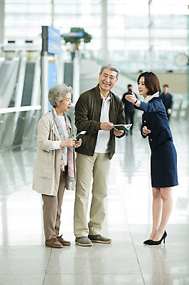 포토 JPG 전신 여자 노년 남자 여행 유니폼 실내 서기 미소 20대 앞모습 옆모습 세명 노부부 한국인 도움 60대 공항 승무원 여권 길안내 인천국제공항 국내포토 직업 부부 옷 뷰포인트 컨셉 교통시설 모션 안내 표정 사람 동양인 청년 성인 내부 인천 파일형식