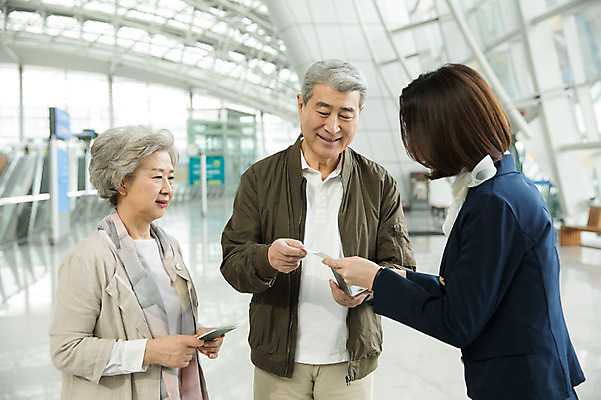 포토 JPG 응시 여자 노년 남자 여행 유니폼 실내 서기 상반신 20대 앞모습 옆모습 세명 노부부 한국인 60대 공항 승무원 항공권 여권 길안내 인천국제공항 국내포토 직업 부부 시선 옷 뷰포인트 교통시설 모션 안내 사람 동양인 청년 성인 내부 티켓 인천 파일형식