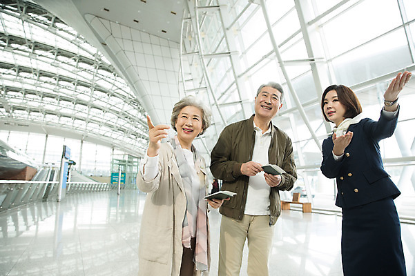 포토 JPG 여자 노년 남자 여행 유니폼 안내 실내 서기 미소 상반신 20대 앞모습 세명 노부부 한국인 60대 공항 승무원 여권 길안내 인천국제공항 국내포토 직업 부부 옷 뷰포인트 교통시설 모션 표정 사람 동양인 청년 성인 내부 인천 파일형식