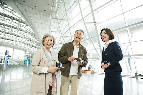 포토 JPG 응시 여자 노년 남자 여행 유니폼 안내 실내 서기 상반신 20대 앞모습 세명 노부부 한국인 60대 공항 승무원 여권 인천국제공항 국내포토 직업 부부 시선 옷 뷰포인트 교통시설 모션 사람 동양인 청년 성인 내부 인천 파일형식
