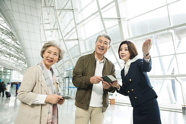 포토 JPG 여자 노년 남자 여행 유니폼 안내 실내 서기 미소 상반신 20대 앞모습 세명 노부부 한국인 60대 공항 승무원 여권 길안내 인천국제공항 국내포토 직업 부부 옷 뷰포인트 교통시설 모션 표정 사람 동양인 청년 성인 내부 인천 파일형식