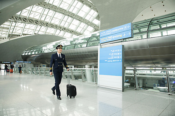 포토 JPG 전신 남자 여행 유니폼 실내 한명 성인 앞모습 30대 걷기 캐리어 한국인 표지판 공항 승무원 기장 인천국제공항 성인남자한명만 국내포토 직업 1 옷 뷰포인트 교통시설 모션 알림판 사람 동양인 내부 장년 여행가방 인천 남자한명만 성인남자만 파일형식