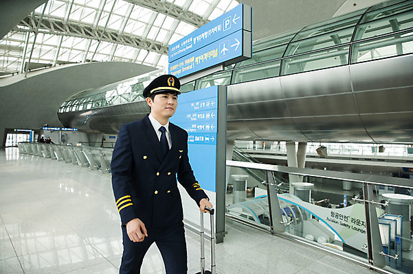 포토 JPG 남자 여행 유니폼 실내 한명 상반신 성인 앞모습 30대 걷기 캐리어 한국인 표지판 공항 승무원 기장 인천국제공항 성인남자한명만 국내포토 직업 1 옷 뷰포인트 교통시설 모션 알림판 사람 동양인 내부 장년 여행가방 인천 남자한명만 성인남자만 파일형식