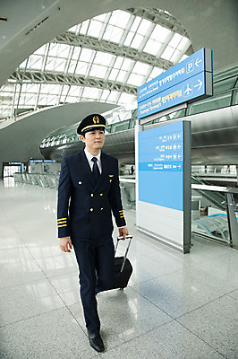 포토 JPG 전신 남자 여행 유니폼 실내 한명 성인 앞모습 30대 걷기 캐리어 한국인 표지판 공항 승무원 기장 인천국제공항 성인남자한명만 국내포토 직업 1 옷 뷰포인트 교통시설 모션 알림판 사람 동양인 내부 장년 여행가방 인천 남자한명만 성인남자만 파일형식