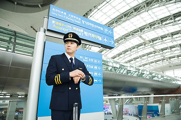 포토 JPG 남자 여행 유니폼 실내 한명 서기 상반신 성인 앞모습 30대 한국인 표지판 공항 승무원 손목시계 기장 인천국제공항 성인남자한명만 국내포토 직업 1 옷 뷰포인트 시계 장신구 교통시설 모션 알림판 사람 동양인 내부 장년 인천 남자한명만 성인남자만 파일형식