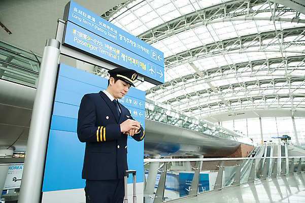 포토 JPG 남자 여행 유니폼 실내 한명 서기 상반신 성인 앞모습 30대 한국인 표지판 공항 승무원 확인 기장 인천국제공항 성인남자한명만 국내포토 직업 1 옷 뷰포인트 교통시설 모션 알림판 사람 동양인 내부 장년 인천 남자한명만 성인남자만 파일형식