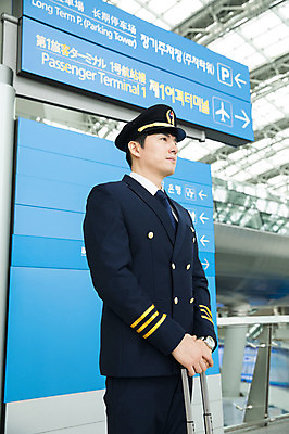 포토 JPG 남자 여행 유니폼 실내 한명 서기 상반신 성인 옆모습 30대 캐리어 한국인 표지판 공항 승무원 기장 인천국제공항 성인남자한명만 국내포토 직업 1 옷 뷰포인트 교통시설 모션 알림판 사람 동양인 내부 장년 여행가방 인천 남자한명만 성인남자만 파일형식