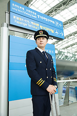 포토 JPG 응시 남자 여행 유니폼 실내 한명 서기 상반신 성인 앞모습 30대 캐리어 한국인 표지판 공항 승무원 기장 인천국제공항 성인남자한명만 국내포토 직업 1 시선 옷 뷰포인트 교통시설 모션 알림판 사람 동양인 내부 장년 여행가방 인천 남자한명만 성인남자만 파일형식
