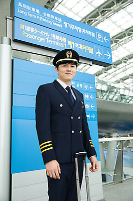 포토 JPG 응시 남자 여행 유니폼 실내 한명 서기 상반신 성인 앞모습 30대 캐리어 한국인 표지판 공항 승무원 인천국제공항 성인남자한명만 국내포토 직업 1 시선 옷 뷰포인트 교통시설 모션 알림판 사람 동양인 내부 장년 여행가방 인천 남자한명만 성인남자만 파일형식