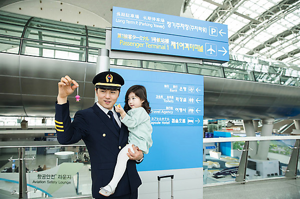 포토 JPG 여자 남자 어린이 여행 유니폼 안기 실내 서기 상반신 성인 두명 앞모습 30대 장난감 한국인 표지판 공항 승무원 인천국제공항 국내포토 직업 옷 뷰포인트 교통시설 모션 알림판 사람 동양인 내부 장년 인천 파일형식