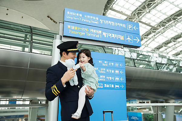 포토 JPG 여자 남자 어린이 여행 유니폼 안기 실내 서기 상반신 성인 두명 앞모습 옆모습 30대 한국인 표지판 공항 승무원 인천국제공항 국내포토 직업 옷 뷰포인트 교통시설 모션 알림판 사람 동양인 내부 장년 인천 파일형식