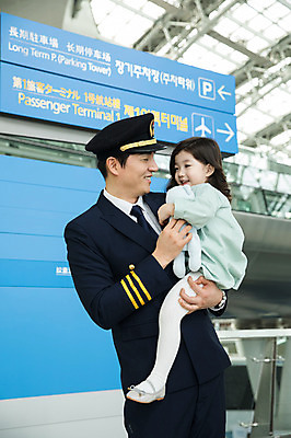 포토 JPG 여자 남자 어린이 여행 유니폼 안기 실내 서기 미소 상반신 성인 두명 앞모습 옆모습 30대 한국인 표지판 공항 승무원 인천국제공항 국내포토 직업 옷 뷰포인트 교통시설 모션 알림판 표정 사람 동양인 내부 장년 인천 파일형식