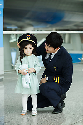 포토 JPG 전신 응시 여자 남자 어린이 여행 유니폼 실내 미소 앉기 성인 두명 앞모습 30대 한국인 공항 승무원 인천국제공항 국내포토 직업 시선 옷 뷰포인트 교통시설 모션 표정 사람 동양인 내부 장년 인천 파일형식