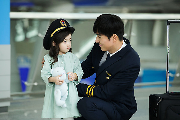 포토 JPG 응시 여자 남자 어린이 여행 유니폼 실내 미소 앉기 상반신 성인 두명 앞모습 옆모습 30대 마주보기 캐리어 한국인 공항 승무원 기장 인천국제공항 국내포토 직업 시선 옷 뷰포인트 교통시설 모션 표정 사람 동양인 내부 장년 여행가방 인천 파일형식