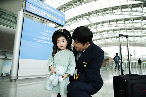 포토 JPG 응시 여자 남자 어린이 여행 유니폼 실내 미소 앉기 상반신 성인 두명 앞모습 30대 캐리어 한국인 표지판 공항 승무원 기장 인천국제공항 국내포토 직업 시선 옷 뷰포인트 교통시설 모션 알림판 표정 사람 동양인 내부 장년 여행가방 인천 파일형식