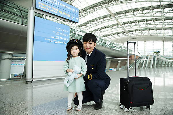 포토 JPG 전신 여자 남자 어린이 여행 유니폼 실내 앉기 성인 두명 앞모습 30대 캐리어 한국인 표지판 공항 승무원 기장 인천국제공항 국내포토 직업 옷 뷰포인트 교통시설 모션 알림판 사람 동양인 내부 장년 여행가방 인천 파일형식