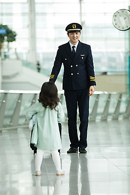 포토 JPG 전신 응시 여자 남자 어린이 여행 유니폼 실내 성인 두명 앞모습 뒷모습 30대 마주보기 한국인 공항 승무원 기장 인천국제공항 국내포토 직업 시선 옷 뷰포인트 교통시설 모션 사람 동양인 내부 장년 인천 파일형식