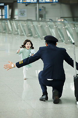 포토 JPG 전신 여자 남자 어린이 여행 유니폼 팔벌리기 실내 성인 두명 앞모습 뒷모습 30대 달리기 한국인 공항 승무원 기장 인천국제공항 국내포토 직업 옷 뷰포인트 교통시설 모션 사람 동양인 내부 장년 인천 파일형식