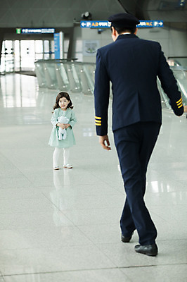 포토 JPG 전신 여자 남자 어린이 여행 유니폼 실내 성인 두명 앞모습 뒷모습 30대 마주보기 걷기 한국인 공항 승무원 기장 인천국제공항 국내포토 직업 옷 뷰포인트 교통시설 모션 사람 동양인 내부 장년 인천 파일형식