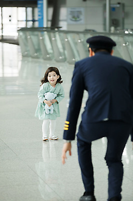 포토 JPG 전신 응시 여자 남자 어린이 여행 유니폼 실내 성인 두명 앞모습 뒷모습 30대 마주보기 곰인형 한국인 공항 승무원 기장 인천국제공항 국내포토 직업 시선 옷 인형 뷰포인트 교통시설 모션 사람 동양인 내부 장년 인천 파일형식