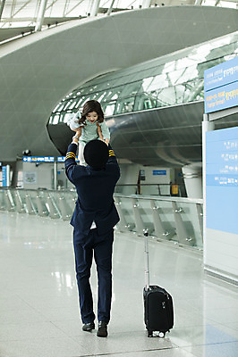 포토 JPG 전신 여자 남자 어린이 여행 유니폼 안기 놀이 실내 성인 두명 뒷모습 30대 캐리어 한국인 공항 승무원 기장 인천국제공항 국내포토 직업 옷 뷰포인트 교통시설 모션 사람 동양인 내부 장년 여행가방 인천 파일형식