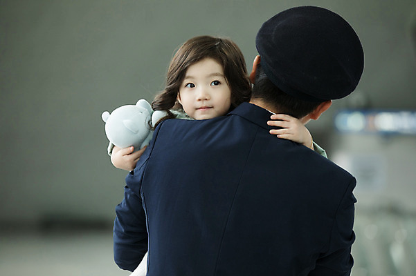 포토 JPG 여자 남자 어린이 여행 유니폼 안기 실내 서기 상반신 성인 두명 앞모습 뒷모습 30대 곰인형 한국인 공항 승무원 기장 인천국제공항 국내포토 직업 옷 인형 뷰포인트 교통시설 모션 사람 동양인 내부 장년 인천 파일형식