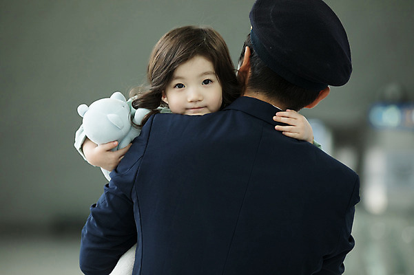 포토 JPG 여자 남자 어린이 여행 유니폼 안기 실내 서기 상반신 성인 두명 앞모습 뒷모습 30대 곰인형 한국인 공항 승무원 기장 인천국제공항 국내포토 직업 옷 인형 뷰포인트 교통시설 모션 사람 동양인 내부 장년 인천 파일형식