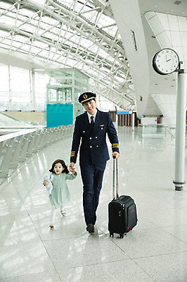 포토 JPG 전신 여자 남자 어린이 여행 유니폼 실내 미소 성인 두명 앞모습 30대 걷기 캐리어 손잡기 한국인 공항 승무원 기장 인천국제공항 국내포토 직업 옷 뷰포인트 교통시설 모션 표정 사람 동양인 내부 장년 여행가방 인천 파일형식