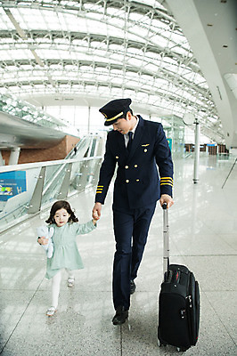 포토 JPG 전신 여자 남자 어린이 여행 유니폼 실내 성인 두명 앞모습 30대 걷기 캐리어 손잡기 한국인 공항 승무원 기장 인천국제공항 내려보기 국내포토 직업 옷 뷰포인트 교통시설 모션 사람 동양인 내부 장년 여행가방 인천 파일형식