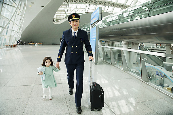 포토 JPG 전신 여자 남자 어린이 여행 유니폼 실내 성인 두명 앞모습 30대 걷기 캐리어 손잡기 한국인 표지판 공항 승무원 기장 인천국제공항 국내포토 직업 옷 뷰포인트 교통시설 모션 알림판 사람 동양인 내부 장년 여행가방 인천 파일형식