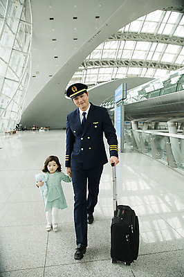 포토 JPG 전신 손 여자 남자 어린이 여행 유니폼 실내 성인 두명 앞모습 30대 걷기 캐리어 한국인 잡기 공항 승무원 기장 인천국제공항 국내포토 직업 옷 뷰포인트 교통시설 모션 사람 동양인 내부 신체부위 장년 여행가방 인천 파일형식