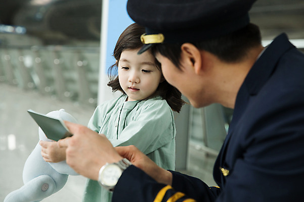 포토 JPG 응시 여자 남자 어린이 여행 유니폼 실내 서기 상반신 성인 두명 앞모습 옆모습 30대 한국인 공항 승무원 여권 보여주기 기장 인천국제공항 국내포토 직업 시선 옷 뷰포인트 교통시설 모션 사람 동양인 내부 장년 인천 파일형식