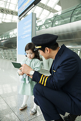 포토 JPG 전신 응시 여자 남자 어린이 여행 유니폼 실내 서기 성인 두명 옆모습 30대 한국인 표지판 공항 승무원 여권 보여주기 기장 인천국제공항 국내포토 직업 시선 옷 뷰포인트 교통시설 모션 알림판 사람 동양인 내부 장년 인천 파일형식