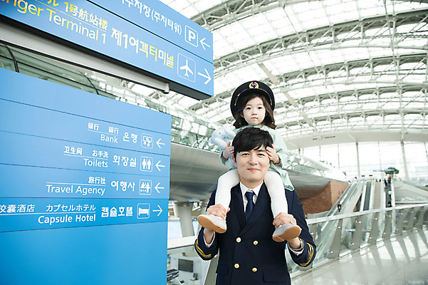 포토 JPG 여자 남자 어린이 여행 유니폼 실내 서기 상반신 성인 두명 앞모습 30대 한국인 표지판 공항 승차 승무원 기장 목마타기 인천국제공항 국내포토 직업 옷 뷰포인트 교통시설 모션 알림판 사람 동양인 내부 장년 인천 파일형식