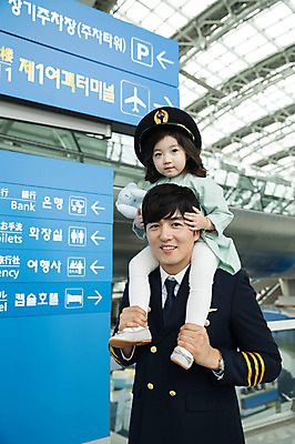 포토 JPG 여자 남자 어린이 여행 유니폼 실내 서기 상반신 성인 두명 앞모습 30대 곰인형 한국인 표지판 공항 승차 승무원 기장 목마타기 인천국제공항 국내포토 직업 옷 인형 뷰포인트 교통시설 모션 알림판 사람 동양인 내부 장년 인천 파일형식