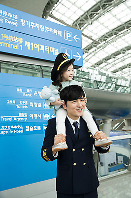 포토 JPG 여자 남자 어린이 여행 유니폼 실내 서기 미소 상반신 성인 두명 앞모습 30대 곰인형 한국인 표지판 공항 승차 승무원 기장 목마타기 인천국제공항 국내포토 직업 옷 인형 뷰포인트 교통시설 모션 알림판 표정 사람 동양인 내부 장년 인천 파일형식