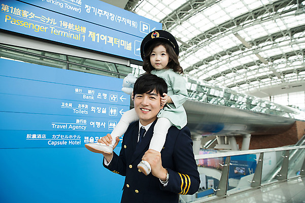포토 JPG 여자 남자 어린이 여행 유니폼 실내 서기 상반신 성인 두명 앞모습 30대 한국인 표지판 공항 승차 승무원 즐거움 기장 목마타기 인천국제공항 국내포토 직업 옷 감정 뷰포인트 교통시설 모션 알림판 사람 동양인 내부 장년 인천 파일형식