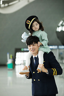 포토 JPG 응시 여자 남자 어린이 여행 유니폼 실내 서기 미소 상반신 성인 두명 앞모습 30대 곰인형 한국인 공항 승차 승무원 기장 목마타기 인천국제공항 국내포토 직업 시선 옷 인형 뷰포인트 교통시설 모션 표정 사람 동양인 내부 장년 인천 파일형식