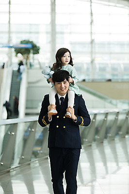 포토 JPG 전신 응시 여자 남자 어린이 여행 유니폼 실내 서기 상반신 성인 두명 앞모습 30대 한국인 공항 승차 승무원 기장 목마타기 인천국제공항 국내포토 직업 시선 옷 뷰포인트 교통시설 모션 사람 동양인 내부 장년 인천 파일형식