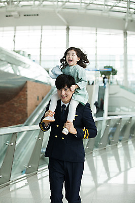 포토 JPG 전신 여자 남자 어린이 여행 유니폼 실내 서기 상반신 성인 두명 앞모습 30대 달리기 한국인 공항 승차 승무원 즐거움 기장 목마타기 인천국제공항 국내포토 직업 옷 감정 뷰포인트 교통시설 모션 사람 동양인 내부 장년 인천 파일형식