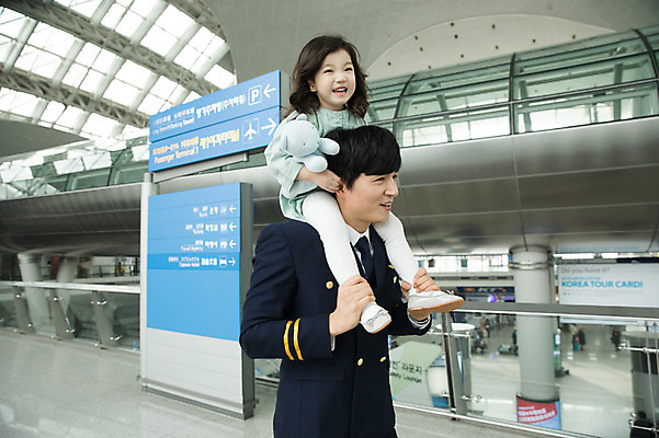 포토 JPG 전신 여자 남자 어린이 여행 유니폼 실내 서기 상반신 성인 두명 옆모습 30대 곰인형 한국인 공항 승차 승무원 즐거움 기장 목마타기 인천국제공항 국내포토 직업 옷 감정 인형 뷰포인트 교통시설 모션 사람 동양인 내부 장년 인천 파일형식